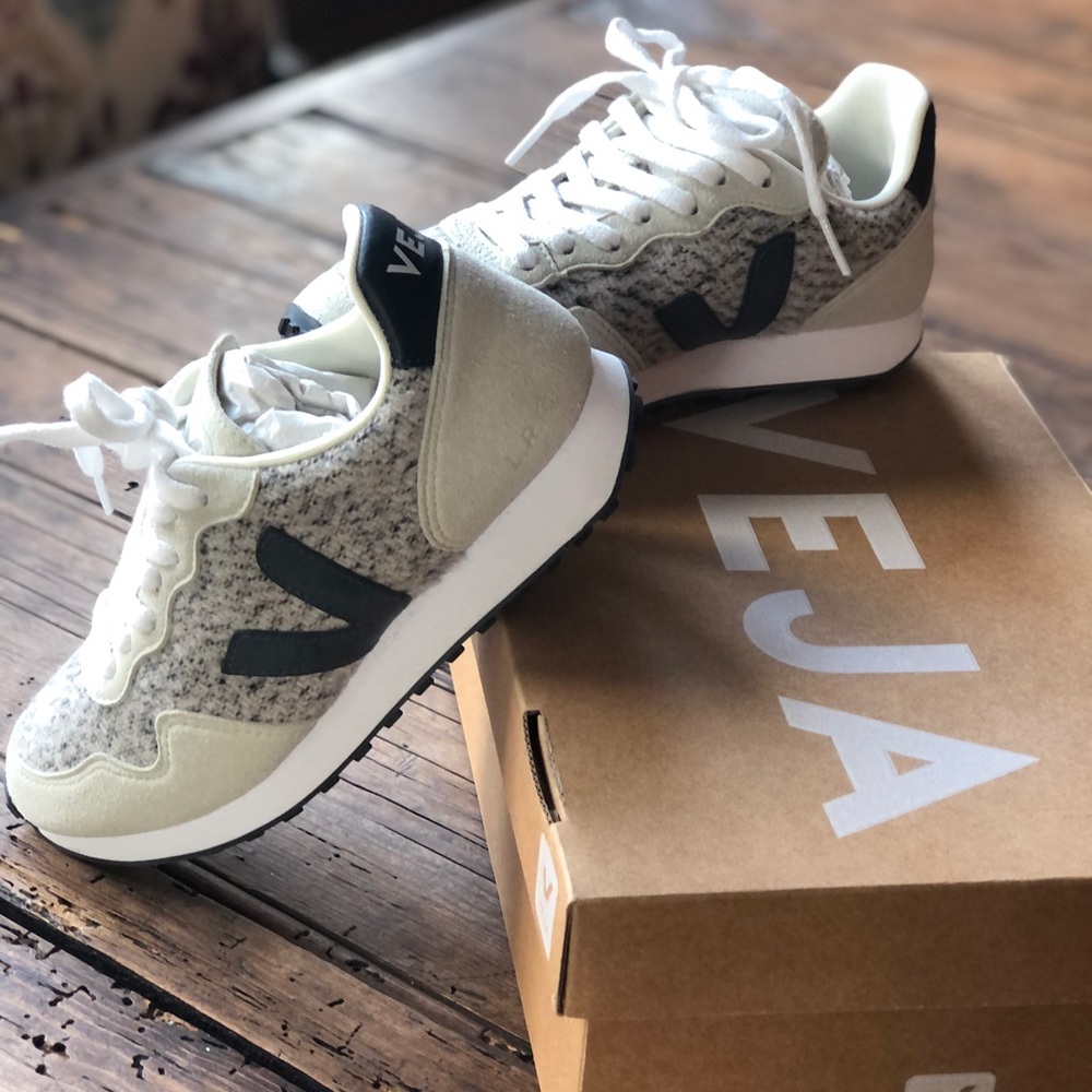NEW!!! Veja Women's White and Gray Wool Runner Sneakers